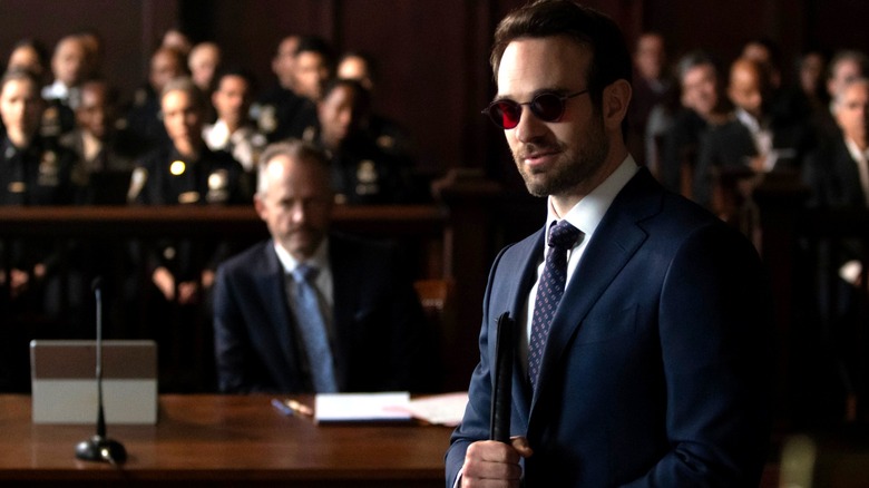 Charlie Cox como Matt Murdock fazendo uma aparição no tribunal em Demolidor: nascido de novo