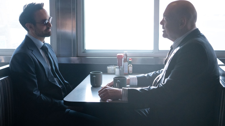 Charlie Cox como Matt Murdock sentado em Wilson Fisk, de Vincent D'Onofrio