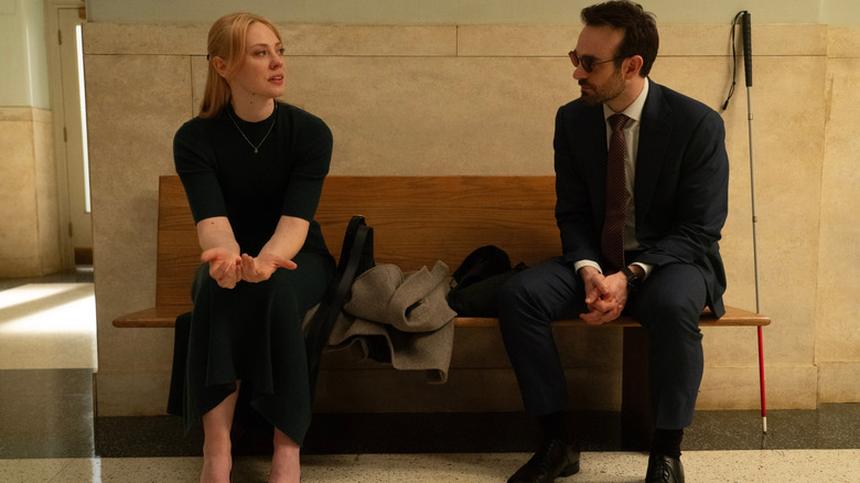 Deborah Ann Woll como Karen Page e Charlie Cox como Matt Murdock compartilham um momento tenso em um banco de tribunal em Demolidor: Nascido de novo