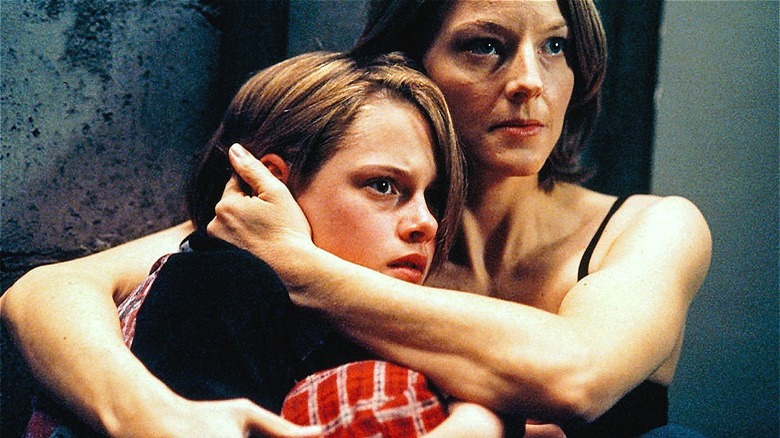 Meg protects Sarah in the panic room