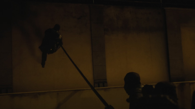 The thieves use a pole to travel across rooftops in Den of Thieves 2: Pantera