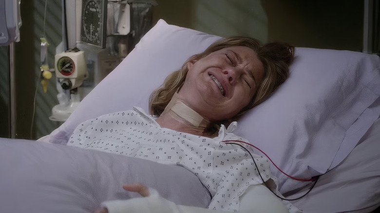 Meredith llora con la mandíbula cerrada en la cama del hospital de Grey's Anatomy