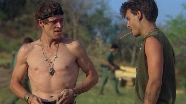 Willem Dafoe als Sergeant Elias und ein junger Johnny Depp in Platoon