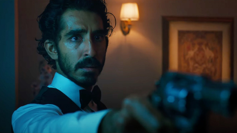 Homem Macaco, Dev Patel segurando uma arma