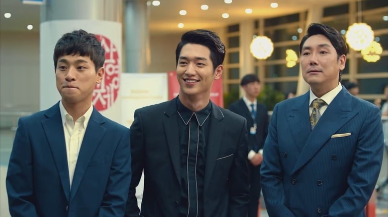 Cha Young-bin (Seo Kang-joon) is flanked by Lee Ho-jin (Park Jeong-min) and Kim Eun-gab (Cho Jin-woong) in Entourage