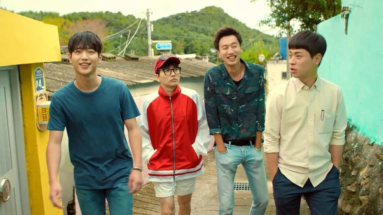 Cha Young-Bin (Seo Kang-Joon) e seus amigos atravessam um beco nas costas em Entourage