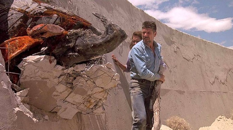 Fred Ward and a dead graboid in Tremors