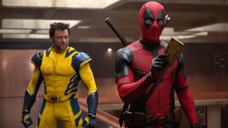 Deadpool de Ryan Reynolds se enfrenta a Mr. Paradox en la televisión con Hugh Jackman y Wolverine de fondo en Deadpool Wolverine