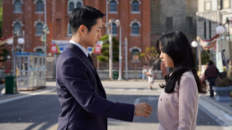 Lim Soo-ho (Jung Hae-in) and Eun Yeong-ro (Jisoo) face each other on a street in Snowdrop