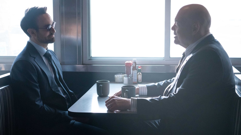 Matt Murdock dari Charlie Cox Duduk dengan Wilson Fisk dari Vincent D'Onofrio di sebuah restoran di Daredevil: Born Again