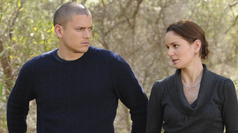 Michael and Sara look at each other in Prison Break