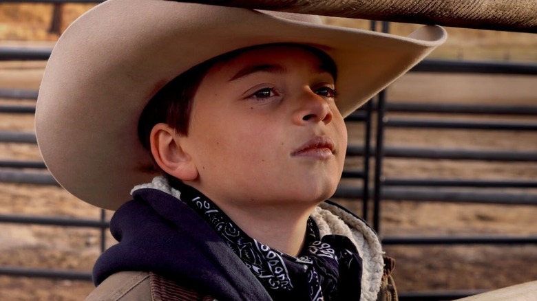 Tate Dutton sonriendo y con sombrero de vaquero en Yellowstone