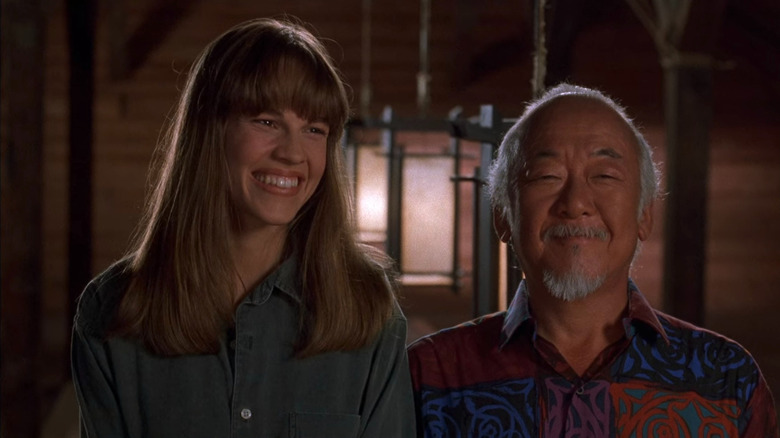 Julie Pierce dan Mr. Miyagi tersenyum 