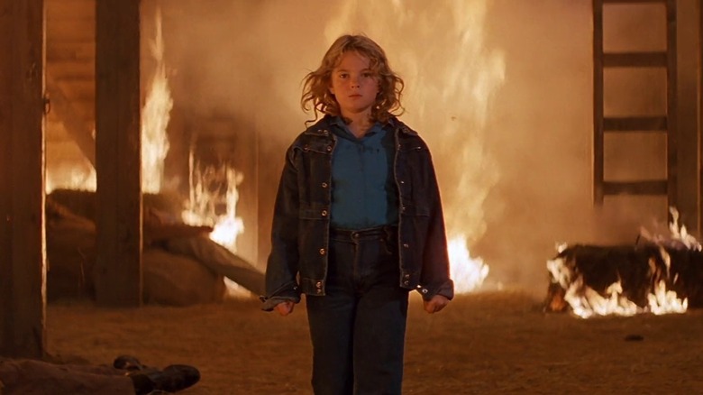 Drew Barrymore como Charlie McGee, huyendo de un incendio que ella inició, en Firestarter (1984).