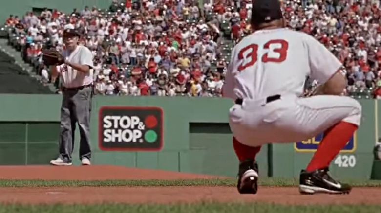 Stephen King está a punto de realizar el primer lanzamiento en un partido de los Red Sox en Fever Pitch (2005)