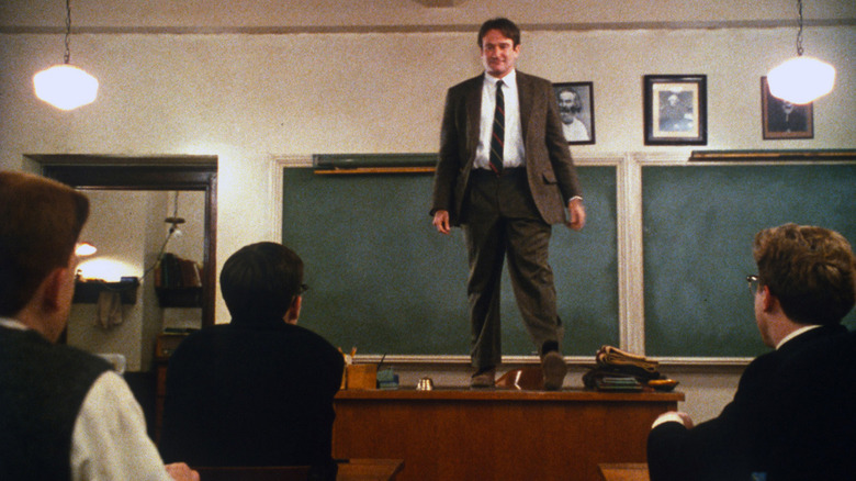 Robin Williams stands on table