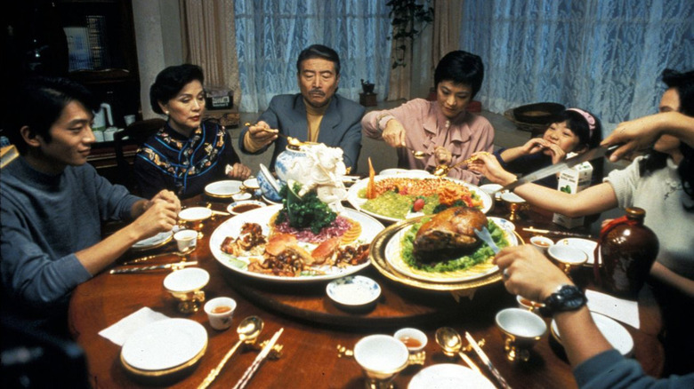 The whole family gathers for dinner in "Eat Drink Man Woman"