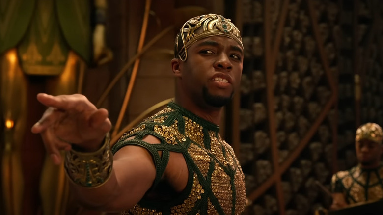 Chadwick Boseman as Toth pointing in Gods of Egypt