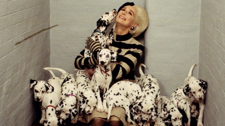 Cruella (Glenn Close) surrounded by puppies in 102 Dalmatians