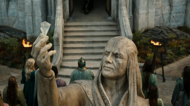 Fëanor statue holds Silmaril