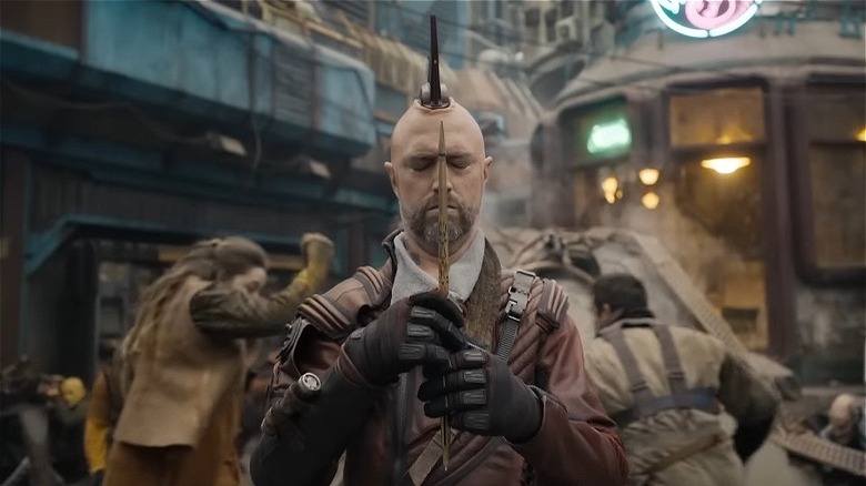 Kraglin holding arrow on Knowhere