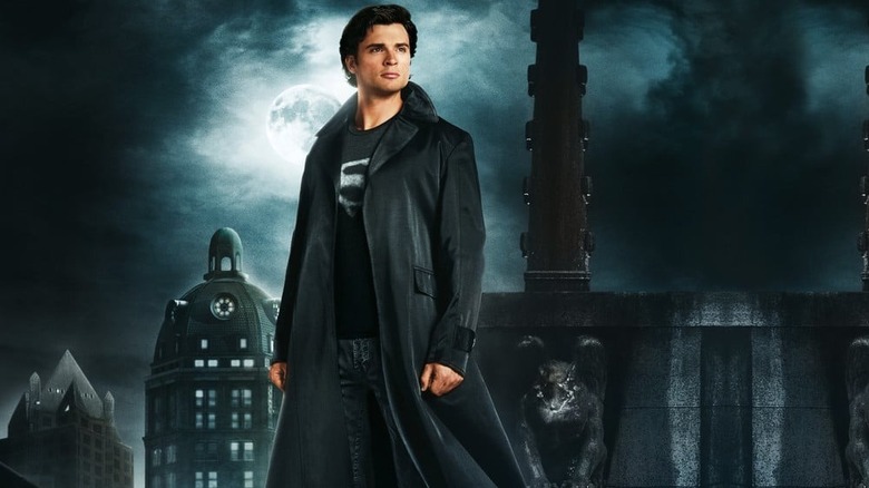 Tom Welling as Clark Kent wearing the black trench coat in Smallville Season 9