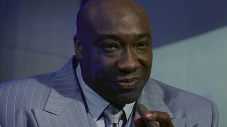 Michael Clarke Duncan mengenakan setelan bergaris -garis sebagai gembong