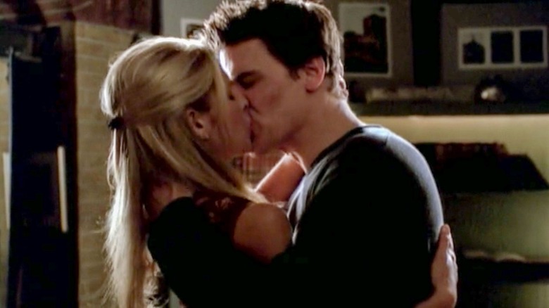 Buffy TVS' Buffy kissing Angel 