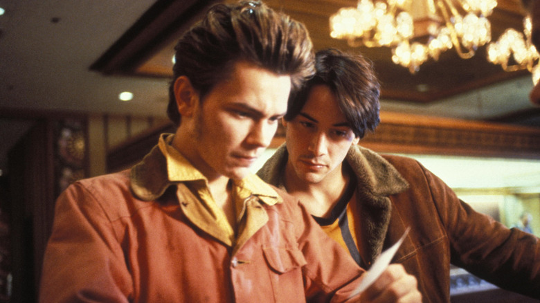 Mike (River Phoenixi) and Scott (Keanu Reeves) looking at photo in My Own Private Idaho