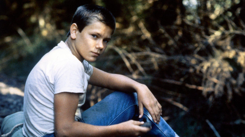 River Phoenix as Chris sitting on sleeping bag in Stand By Me