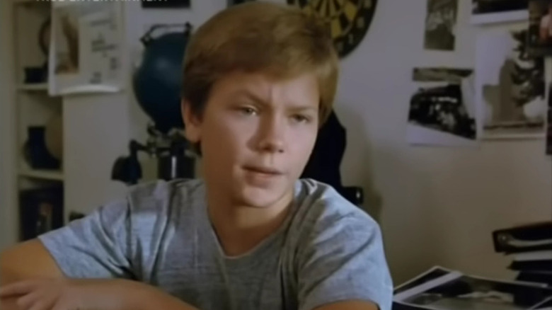 Philip (River Phoenix) talking to Rick in Surviving