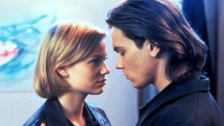 Miranda (Samantha Mathis) and James (River Phoenix) about to kiss in The Thing Called Love