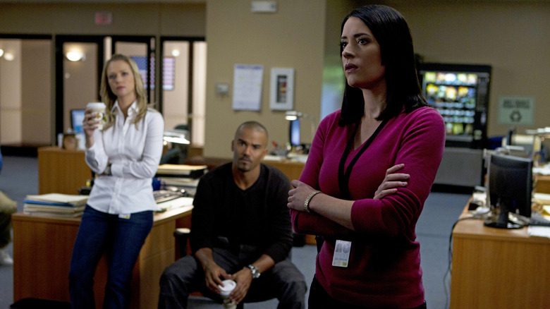 Criminal Minds' JJ, Morgan, and Prentiss standing in bullpen