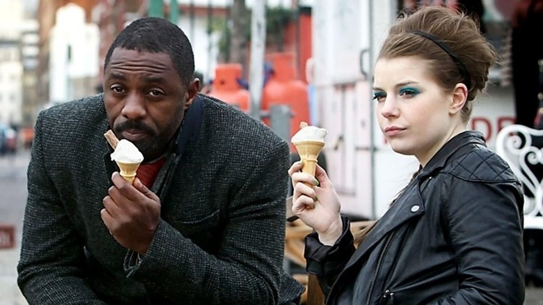 John Luther and Jenny Jones eating ice cream