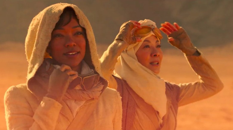 Burnham (Sonequa Martin-Green) and Georgiou (Michelle Yeoh) in the desert in Star Trek: Discovery