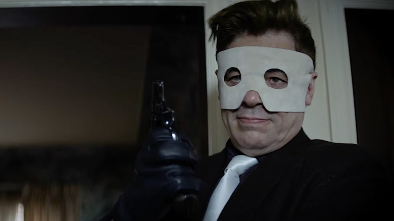 Benicio Del Toro wears a mask in No Sudden Move