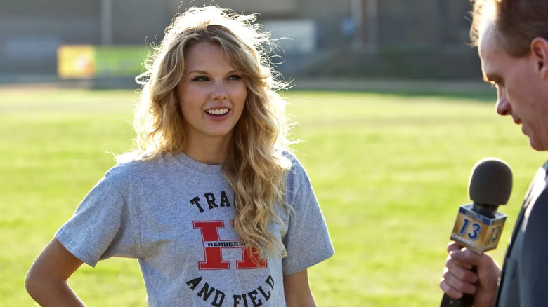 Taylor Swift as Felicia being interviews on the news in Valentine's Day (2010)