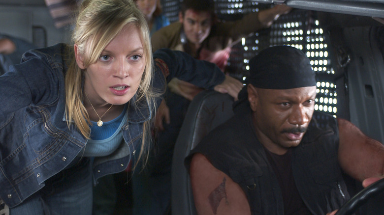 Sarah Polley and Ving Rhames drive through some zombies