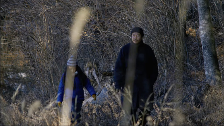 Takami (Hitoshi Omika) with his daughter Hana (Ryo Nishikawa) walking