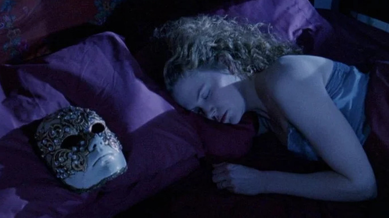 Nicole Kidman as Alice Harford sleeping next to a gold lying on the pillow in Eyes Wide Shut (1999)