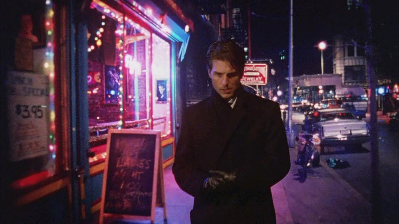 Tom Cruise as Bill Harford walking down the brightly-lit New York City streets in Eyes Wide Shut (1999)