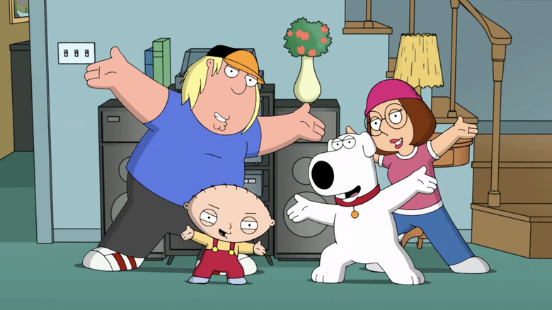 Chris, Stewie, Brian e Meg Griffin posando na música tema de abertura de Family Guy