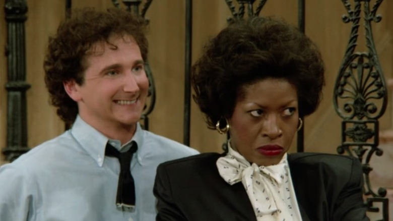 Larry Appleton (Mark Linn-Baker) e Harriette Winslow (Jo Marie Payton) ficam um ao lado do outro, enquanto Larry Smiles e Harriette olha em um episódio de estranhos perfeitos