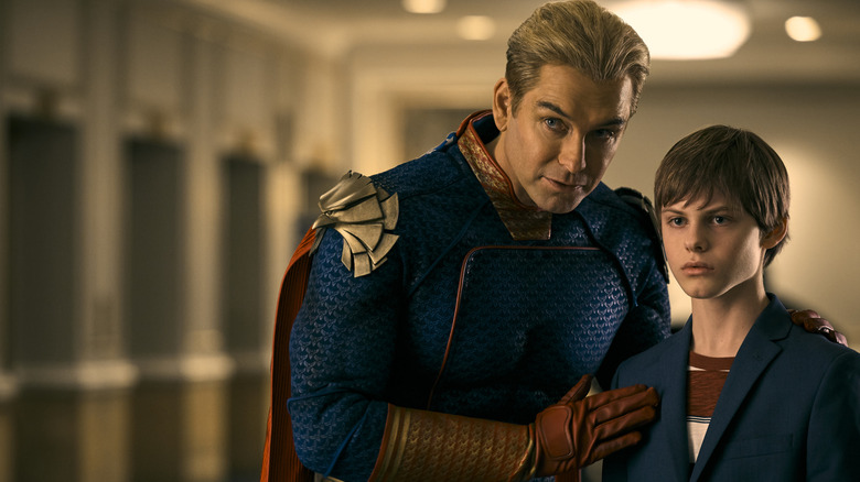 Antony Starr como Homelander y Cameron Crovetti como su hijo Ryan en The Boys