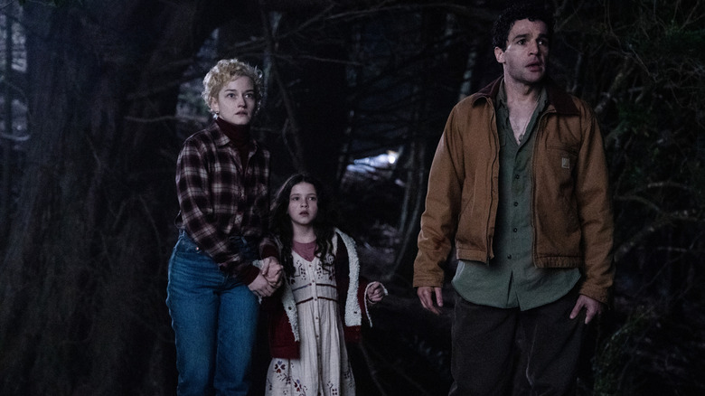 Julia Garner como Charlotte, Matilda Firth como Ginger y Christopher Abbott como Blake, quien aparece aterrorizado en el bosque en Wolf Man.