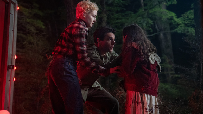 Charlotte (Julia Garner), Blake (Christopher Abbott) y Ginger (Matilda Firth) comparten un emotivo momento familiar en Wolf Man.