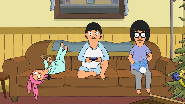 Louise, Gene e Tina sentados no sofá do Bob's Burgers