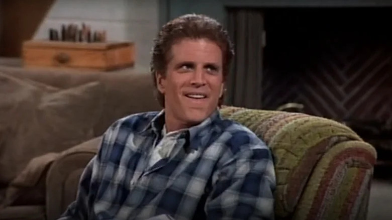 Sam Malone de Ted Danson olha através de Frasier