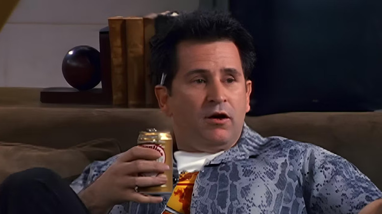 Anthony LaPaglia as Simon Moon holding a beer can in Frasier