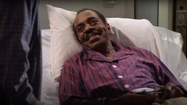 Lincoln Kilpatrick as Artie Walsh in a hospital bed in Frasier